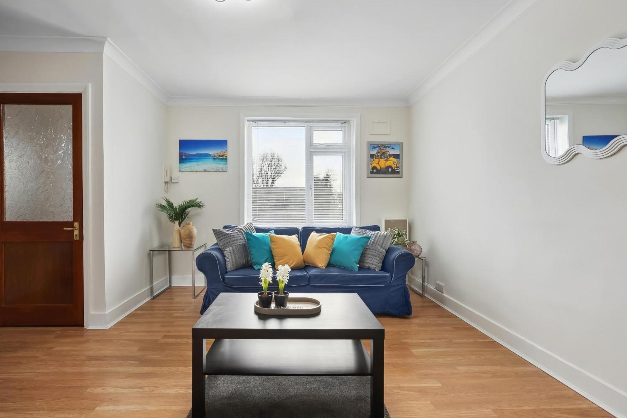 Vichy - Edgware Way 2 Bed Modern Apartment London