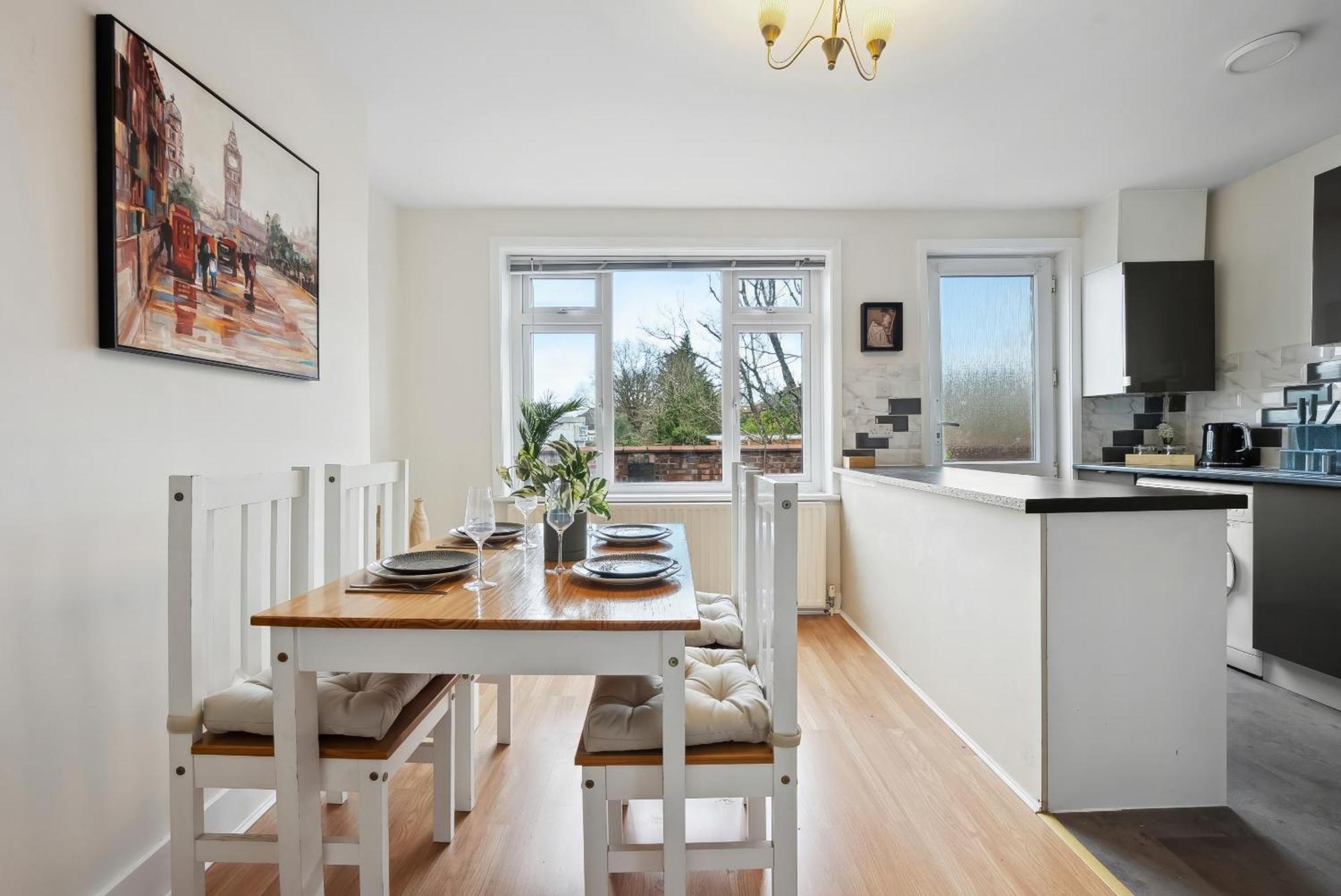 Vichy - Edgware Way 2 Bed Modern London
