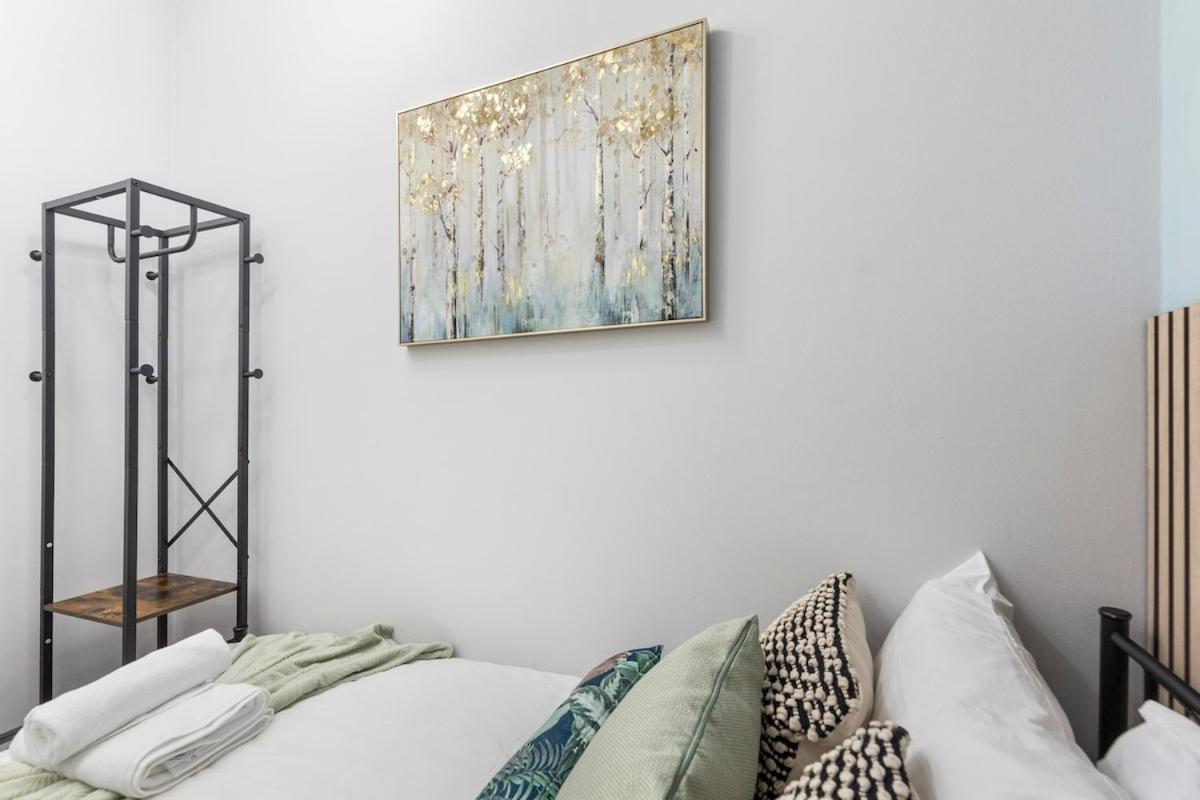 Modern 2 Bed In Bow With Garden Londen