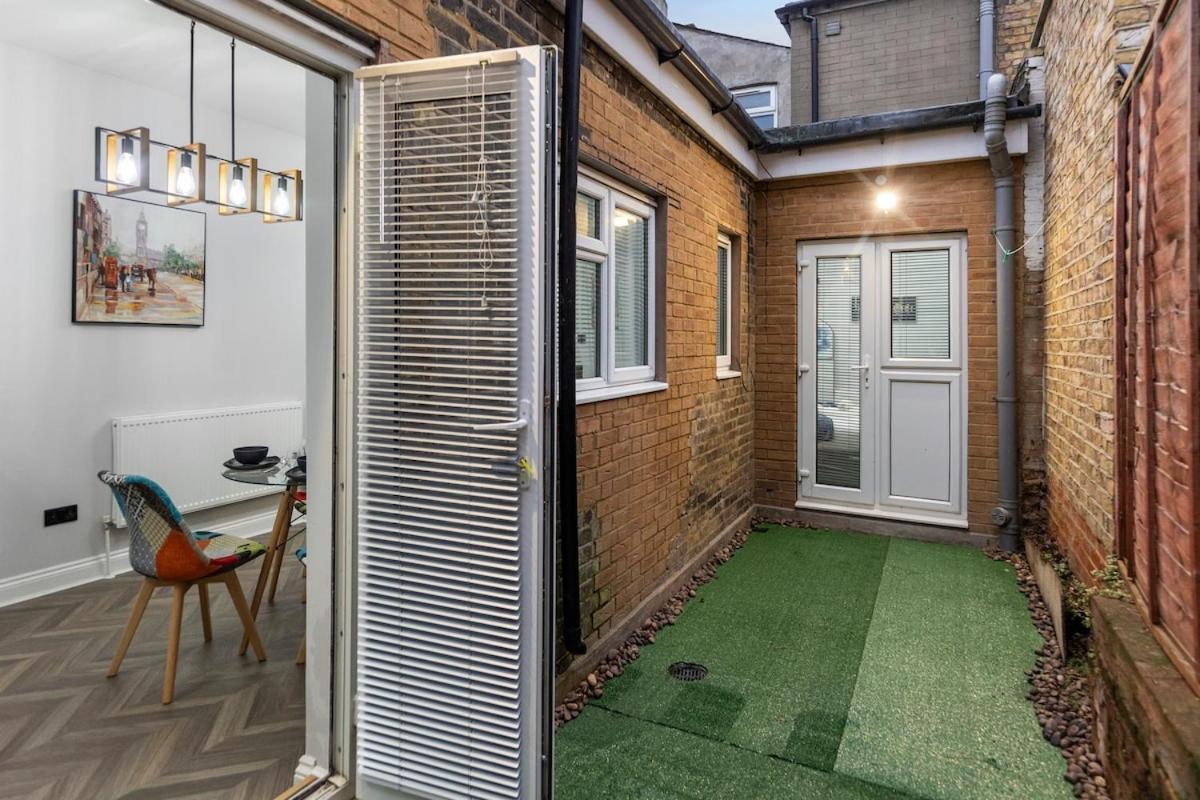Modern 2 Bed In Bow With Garden Londen