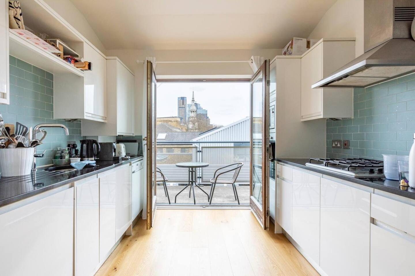 Homestay Spacious Bright W/private Br, View & Terrace. London