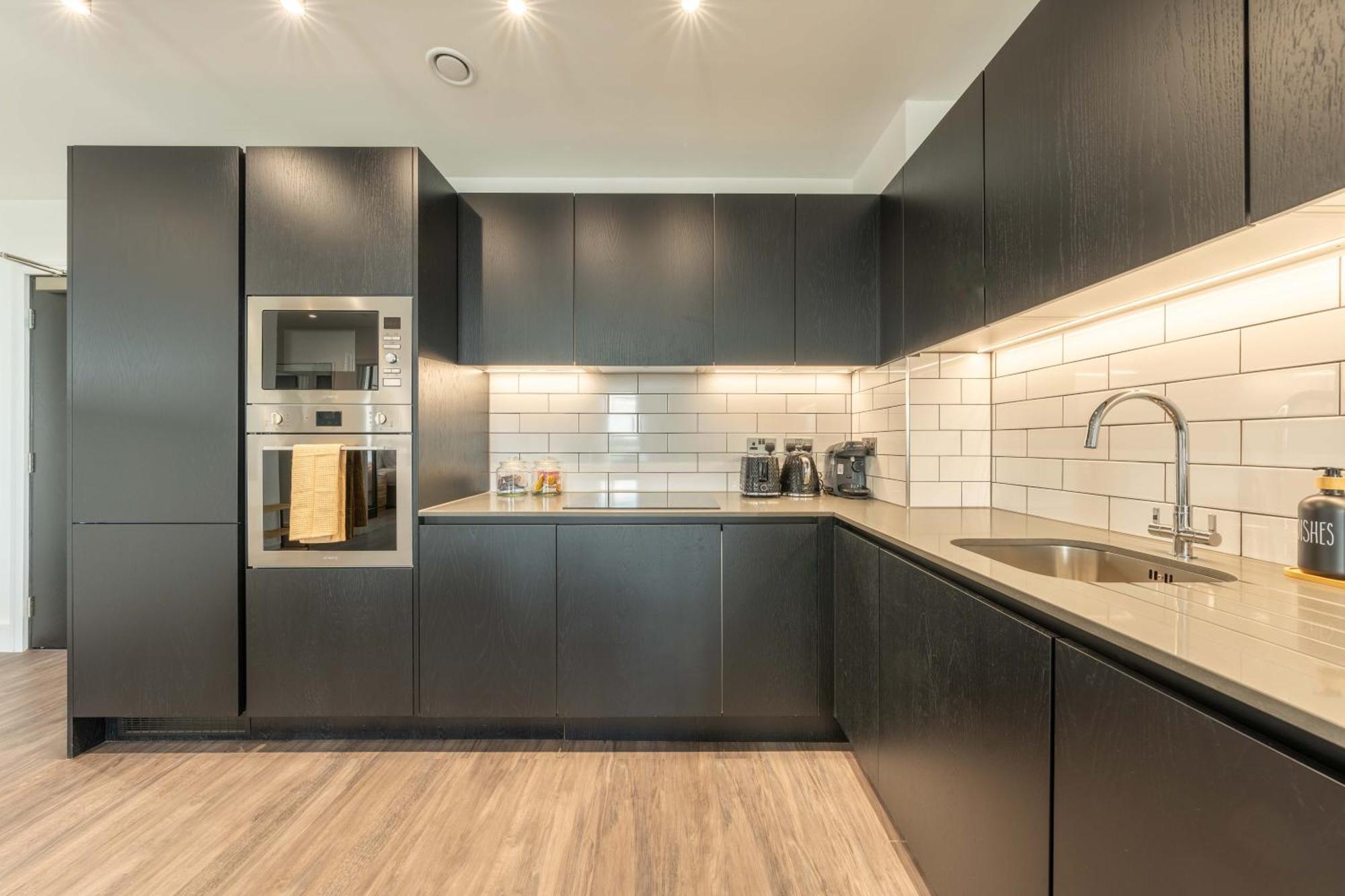 Apartment Mitre Picasso By Artsy London