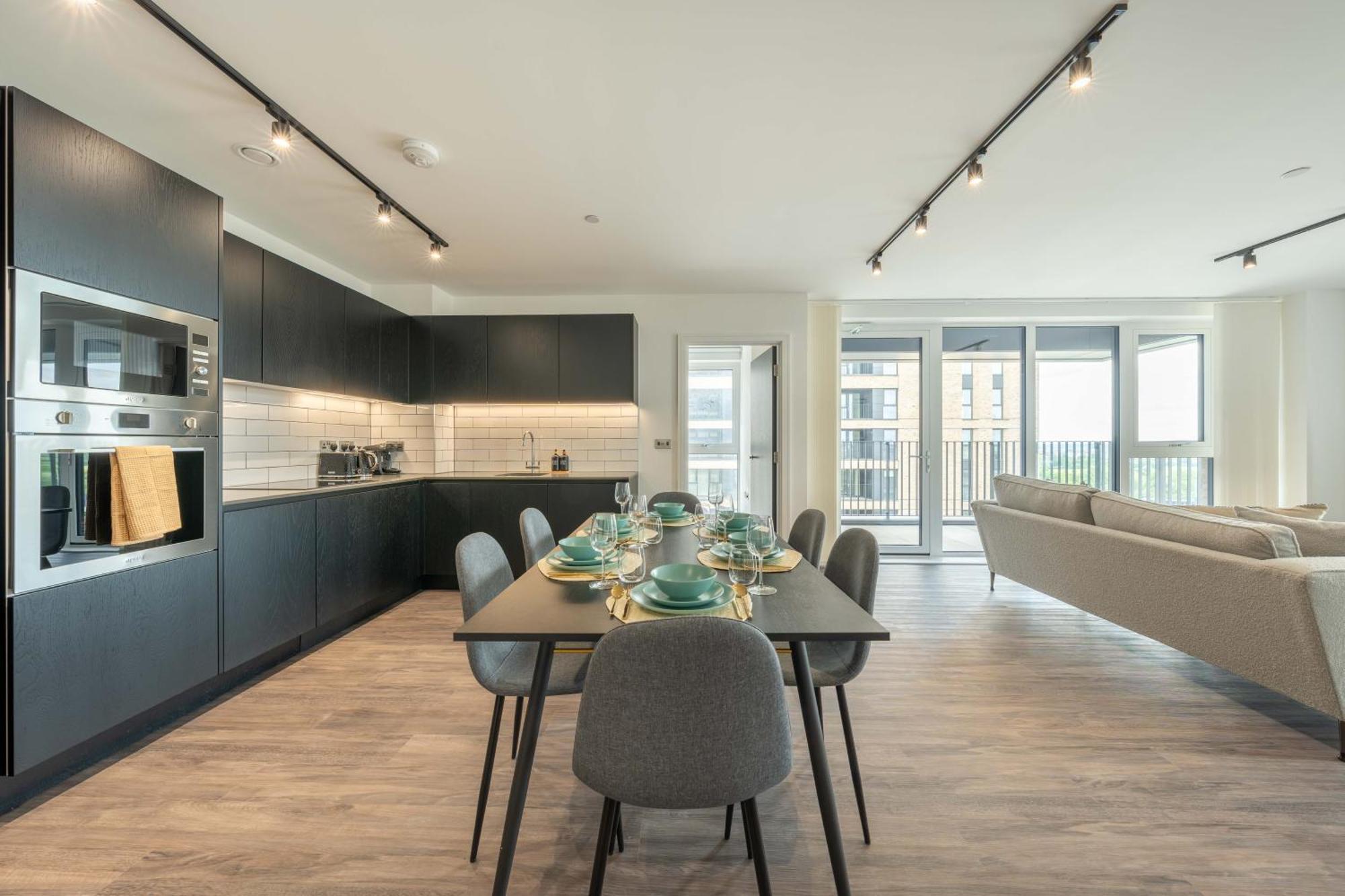 Mitre Gogh By Artsy Apartment London