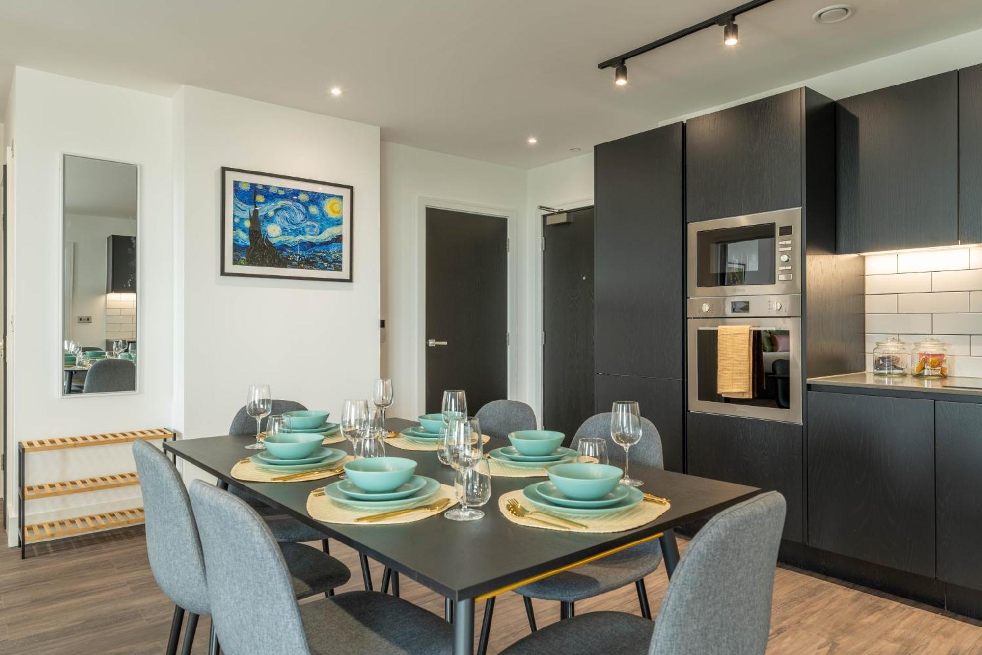 Mitre Gogh By Artsy Apartment