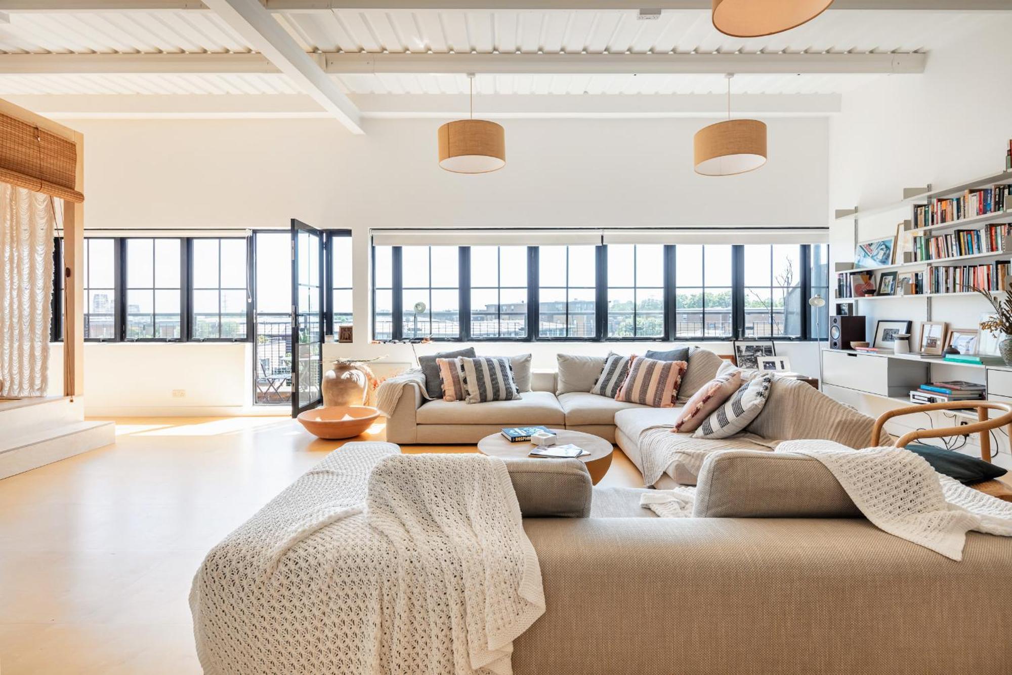 Luxury Penthouse Loft In Art-deco Warehouse Conversion * London