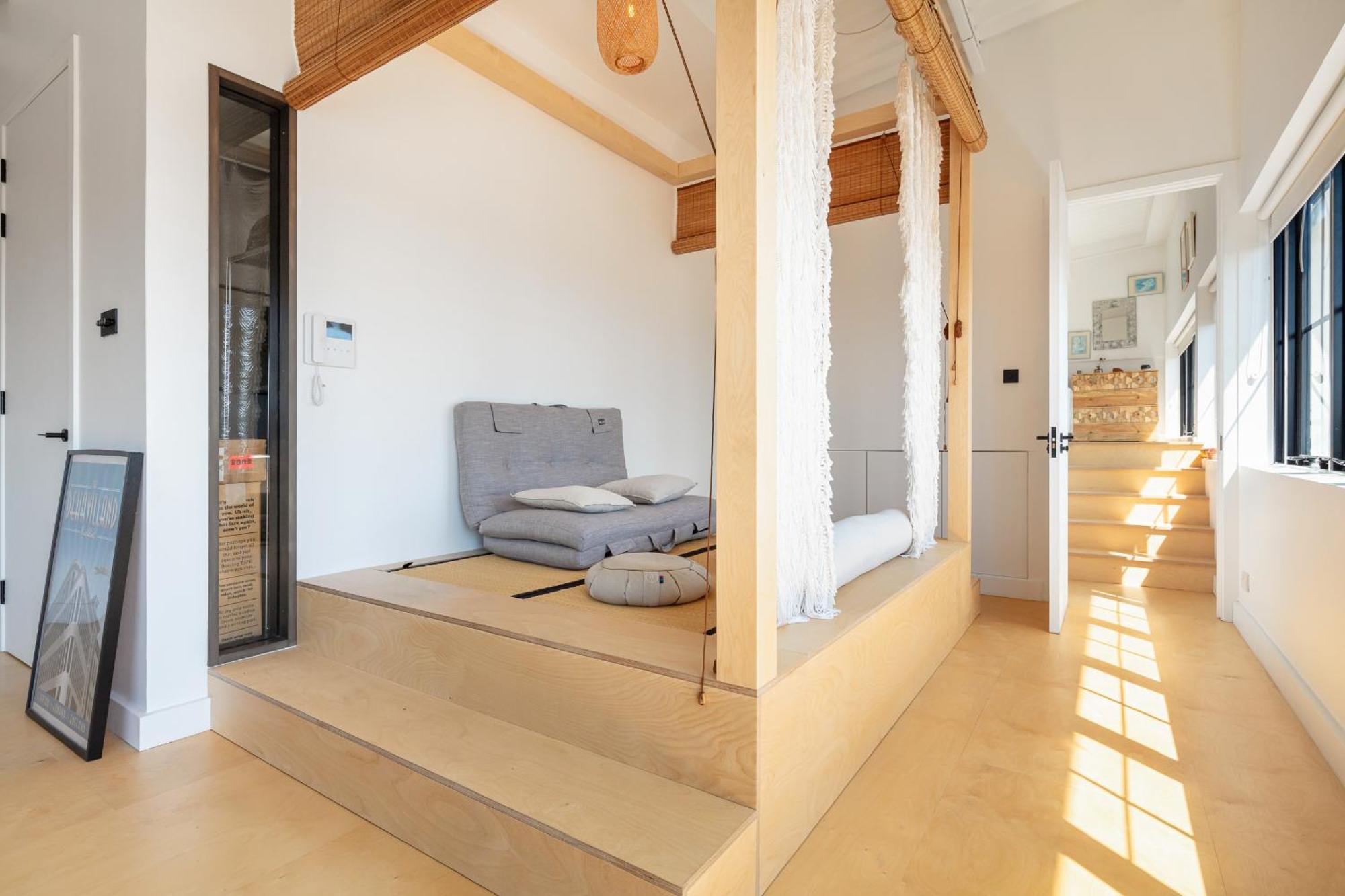 Luxury Penthouse Loft In Art-deco Warehouse Conversion Apartment London