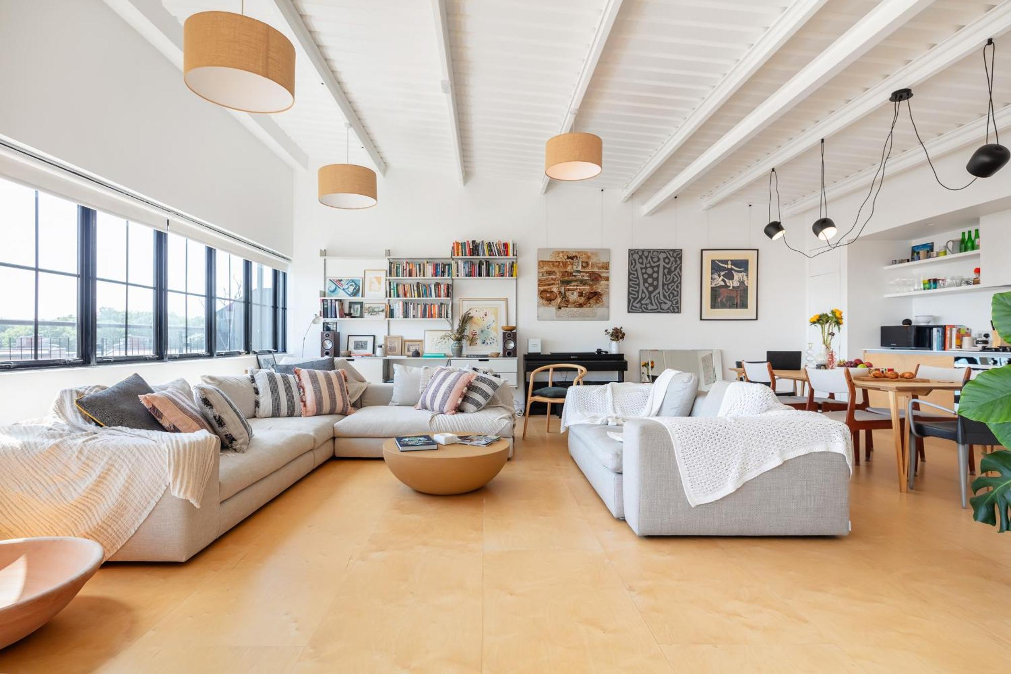 Luxury Penthouse Loft In Art-deco Warehouse Conversion * London