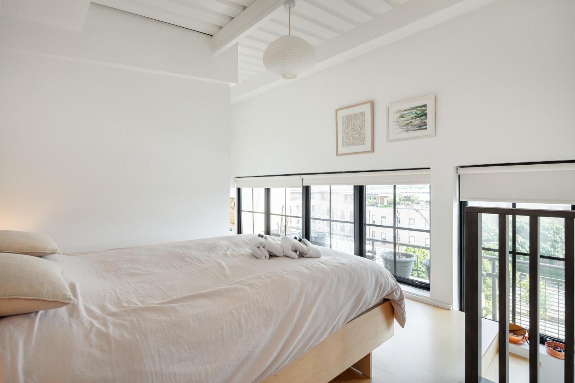 Luxury Penthouse Loft In Art-deco Warehouse Conversion *