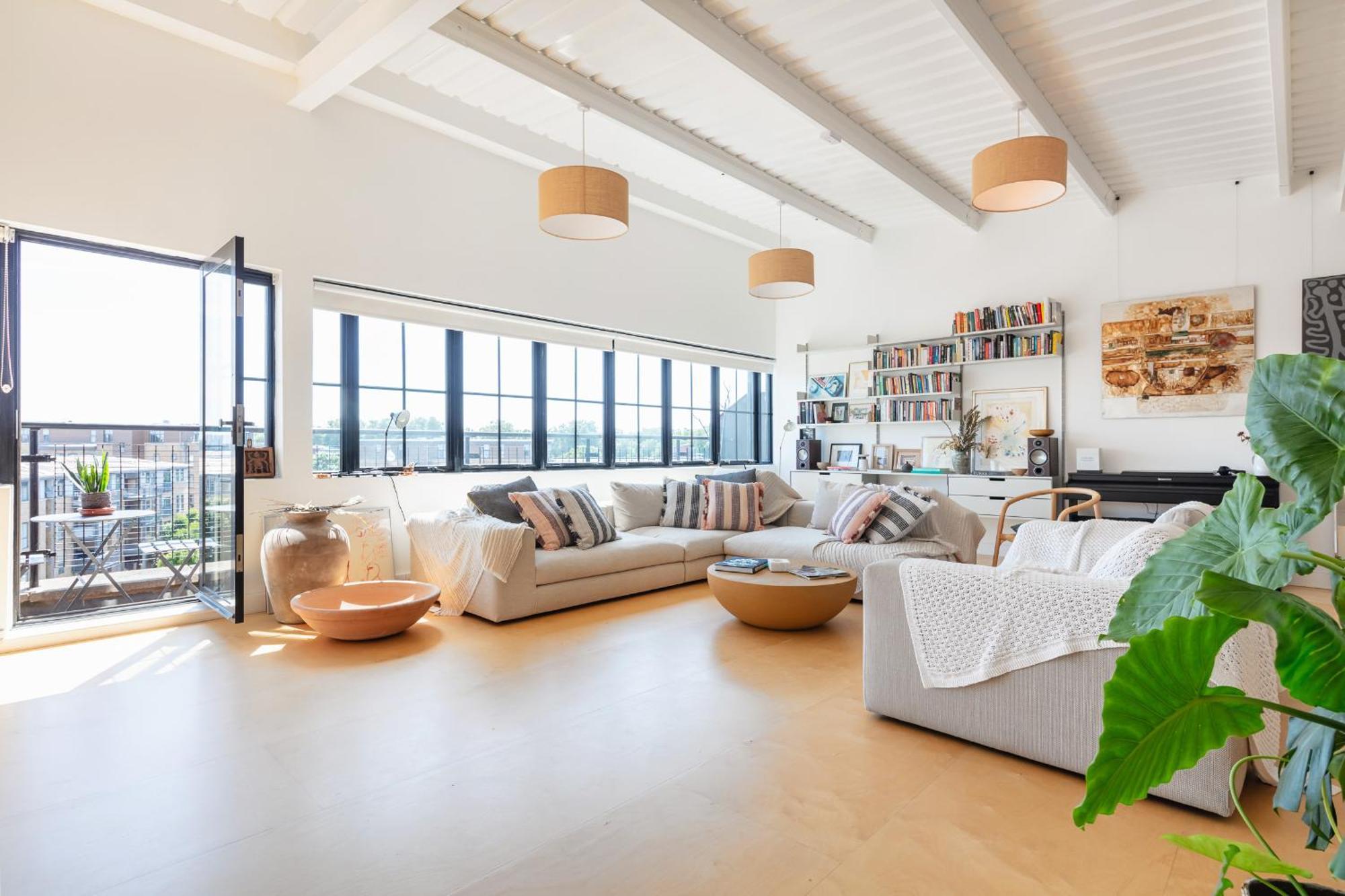 Luxury Penthouse Loft In Art-deco Warehouse Conversion *
