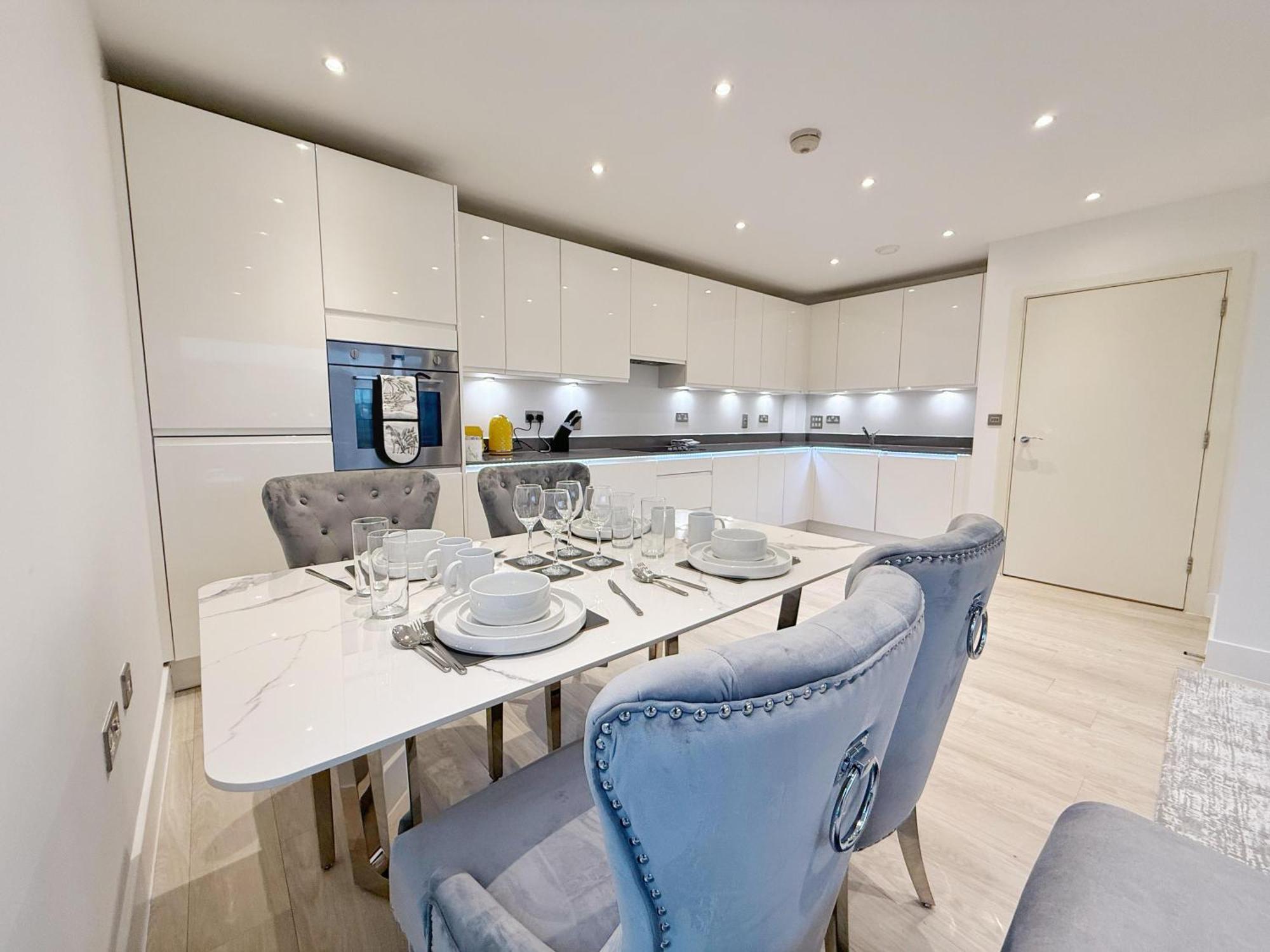 Bright 2-bed Flat Near Hanger Lane & Park Royal Apartment *