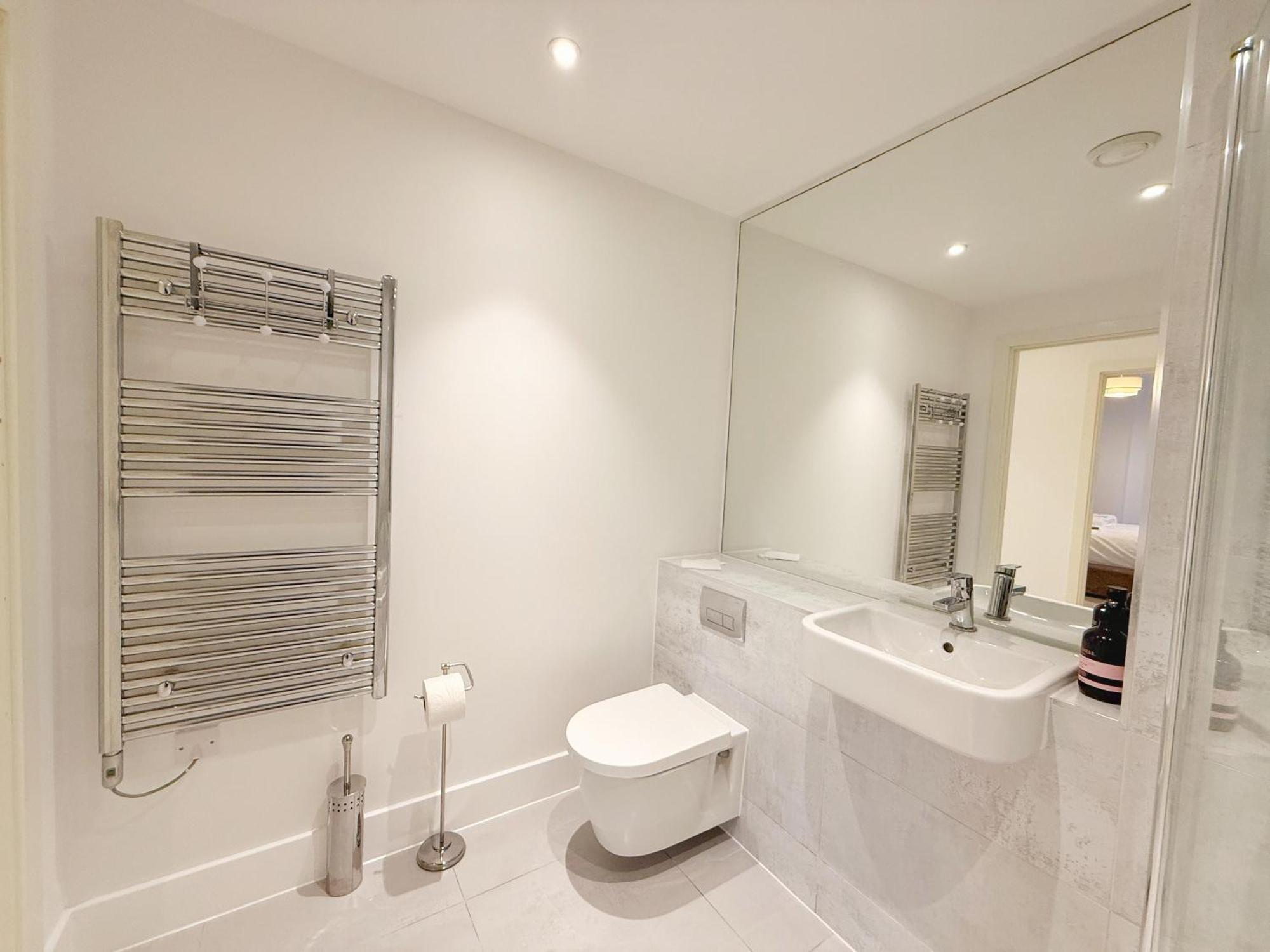 Bright 2-bed Flat Near Hanger Lane & Park Royal