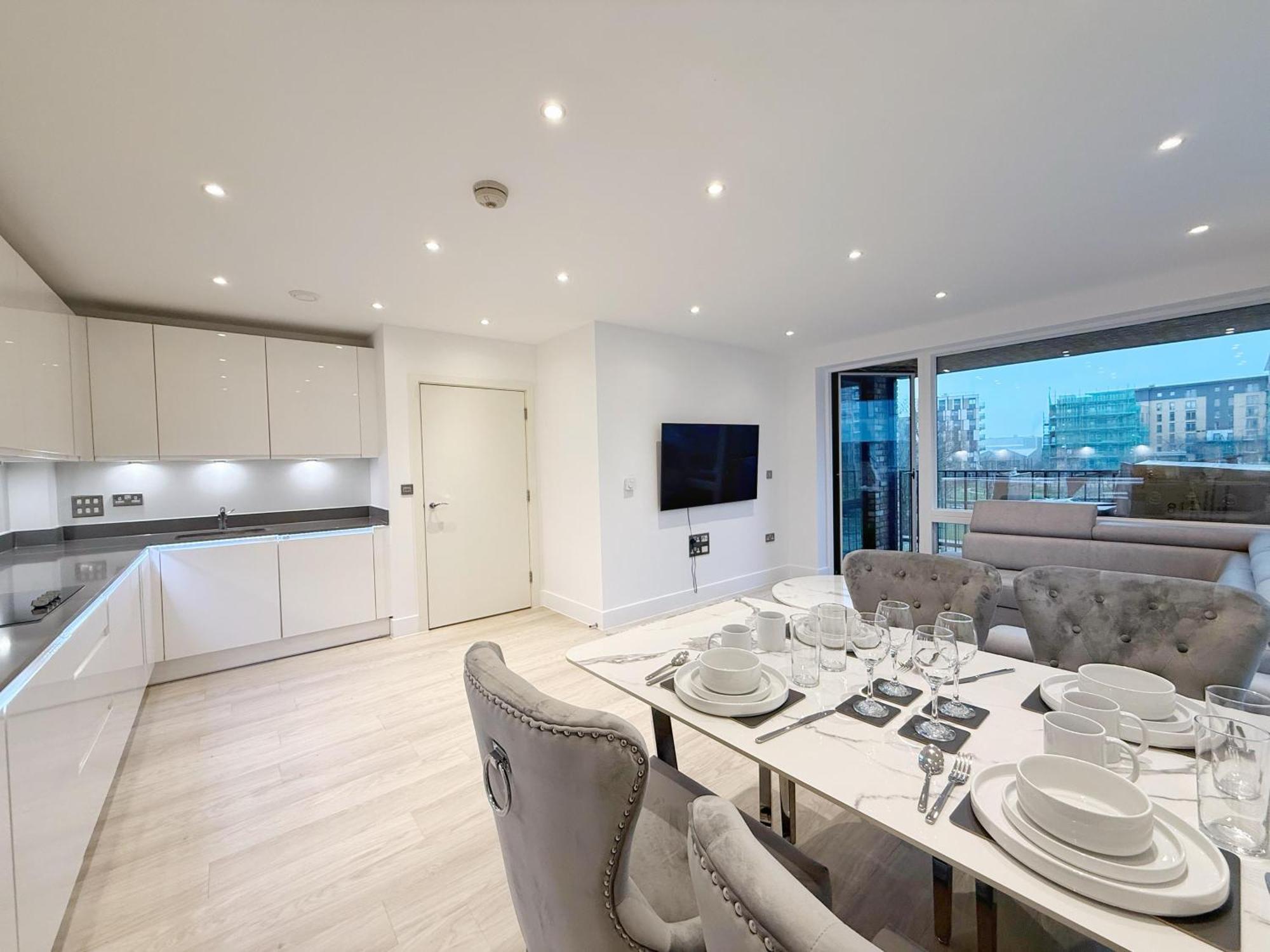 Apartment Bright 2-bed Flat Near Hanger Lane & Park Royal London