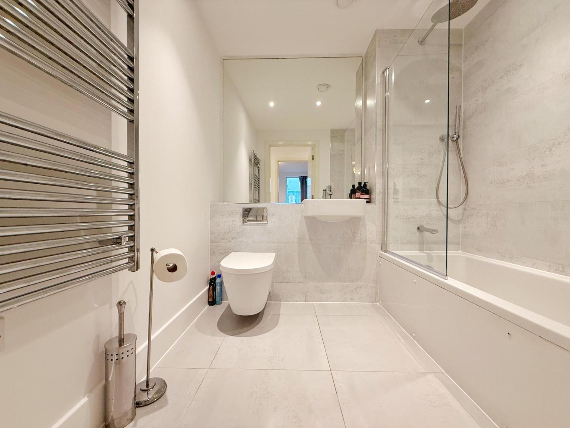 Bright 2-bed Flat Near Hanger Lane & Park Royal * London
