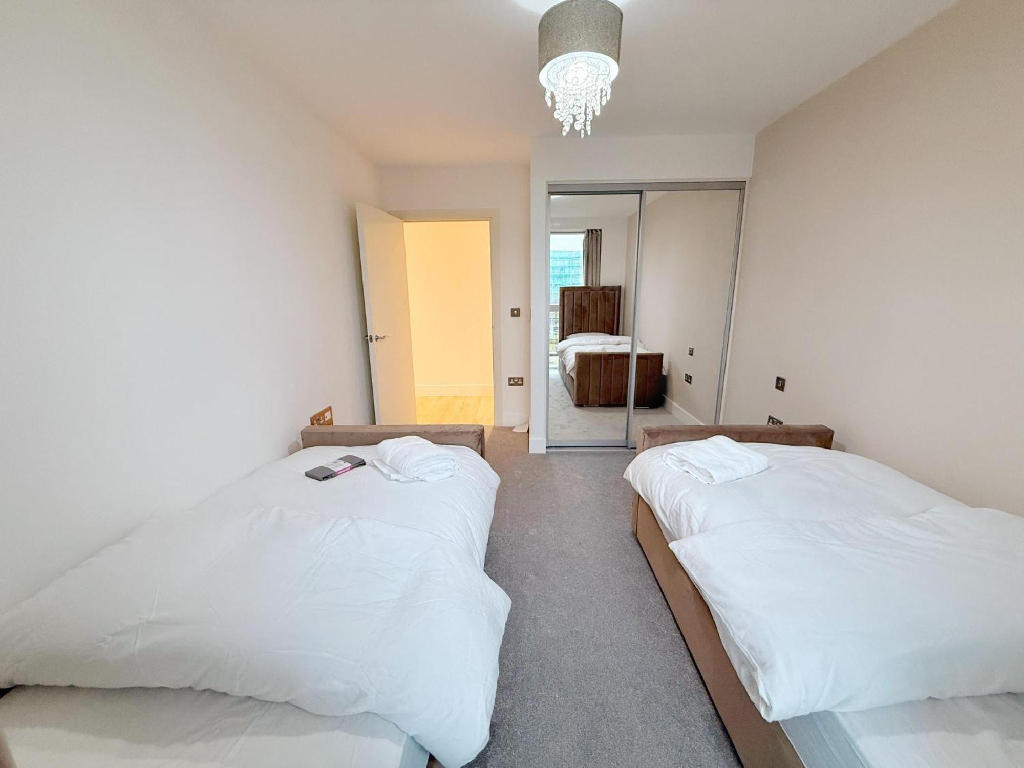 Bright 2-bed Flat Near Hanger Lane & Park Royal Apartment *