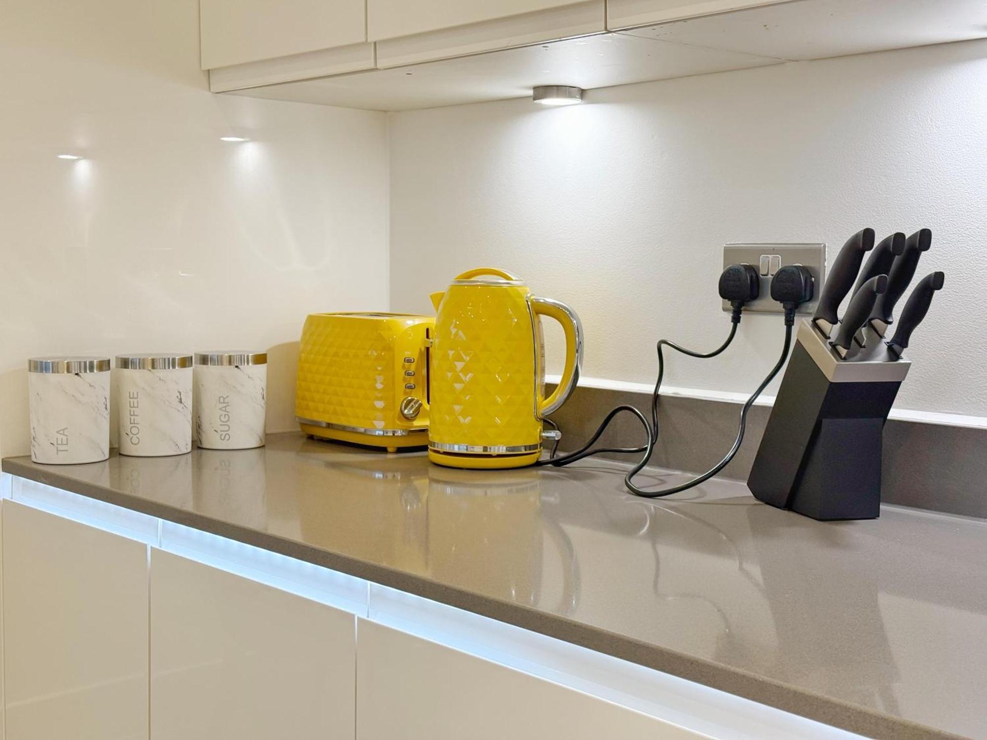 Apartment Bright 2-bed Flat Near Hanger Lane & Park Royal *