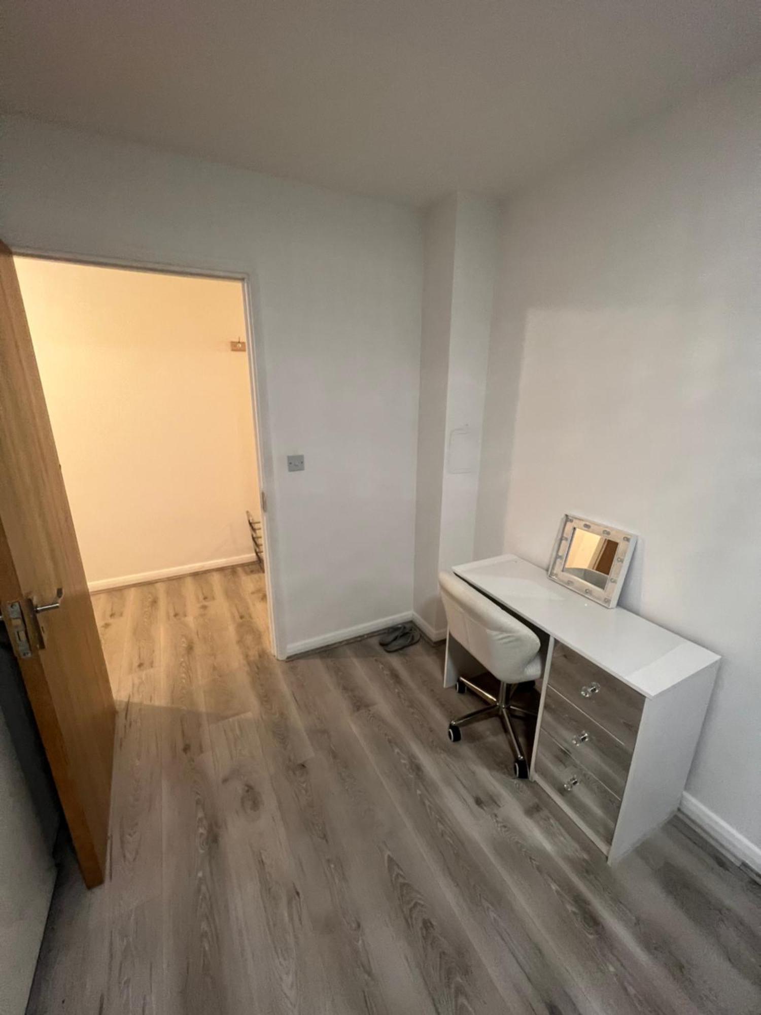 Oxford Street Apartment *