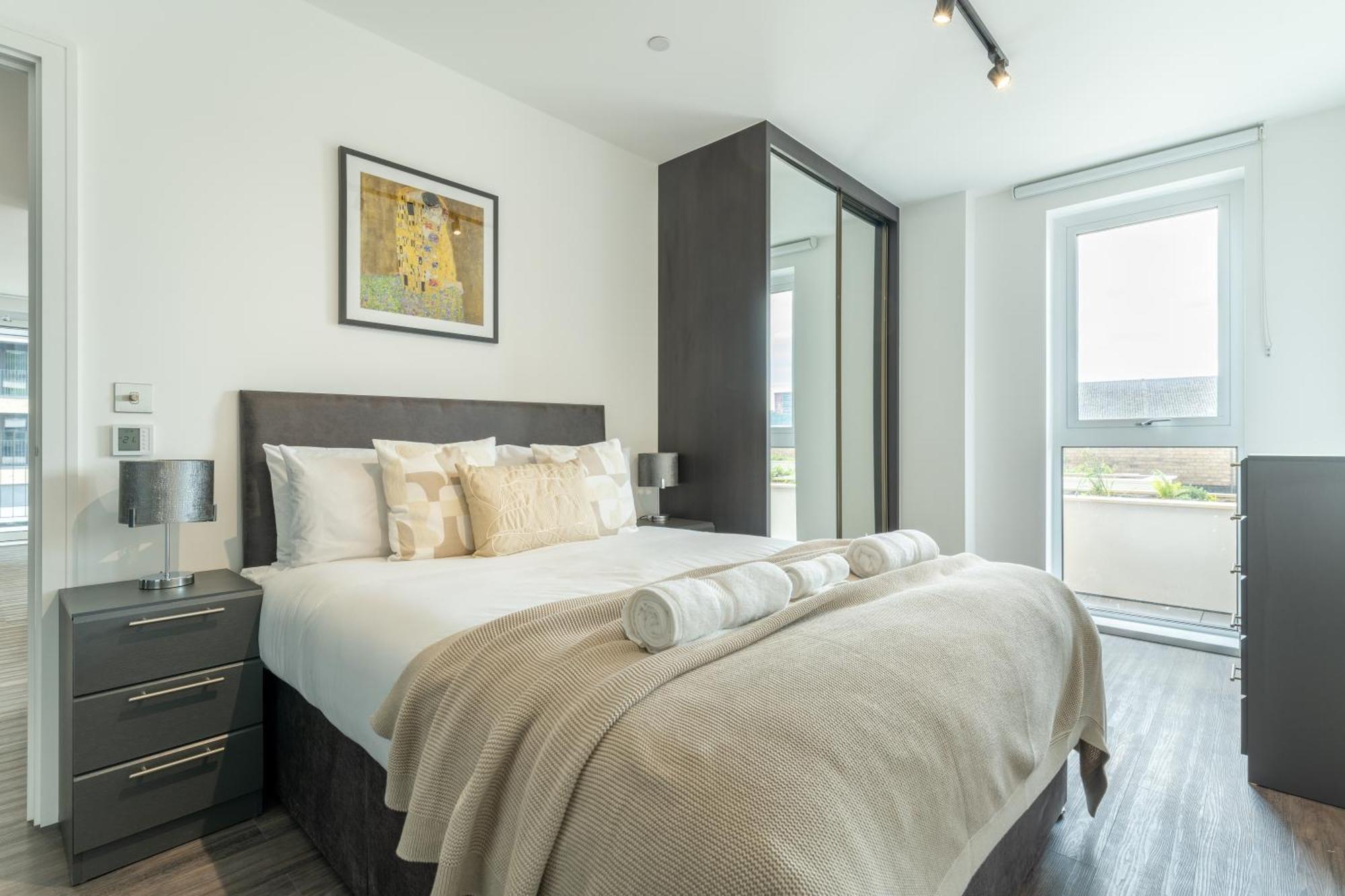 Mitre Klimt By Artsy Apartment