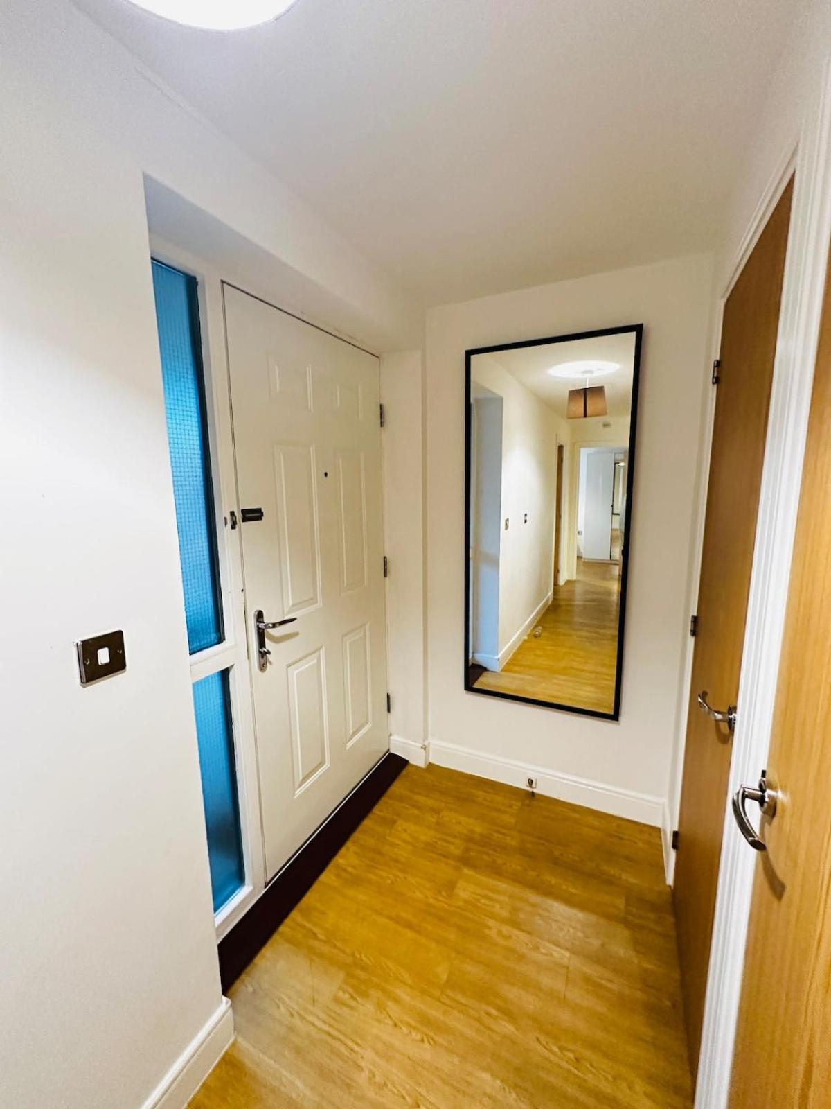 Leilighet Modern 2 Bed Flat With Balcony, Easy Access London