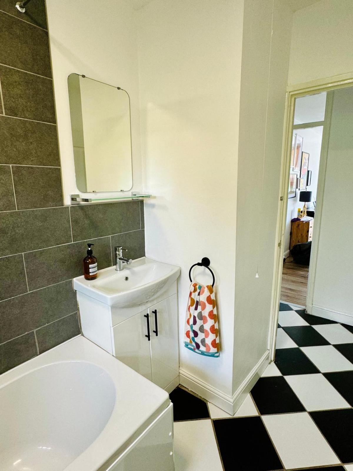 Modern Flat At Selden House * London