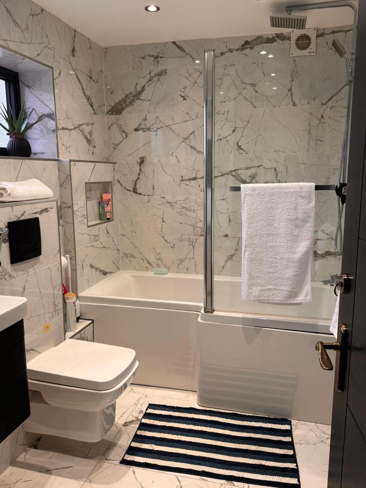 Apartment Modern House E15 Stratford - Sleeps 2 - 9, Fast Links To London, Near O2, Greenwich & Olympic Park, Child-friendly Garden, Free Parking
