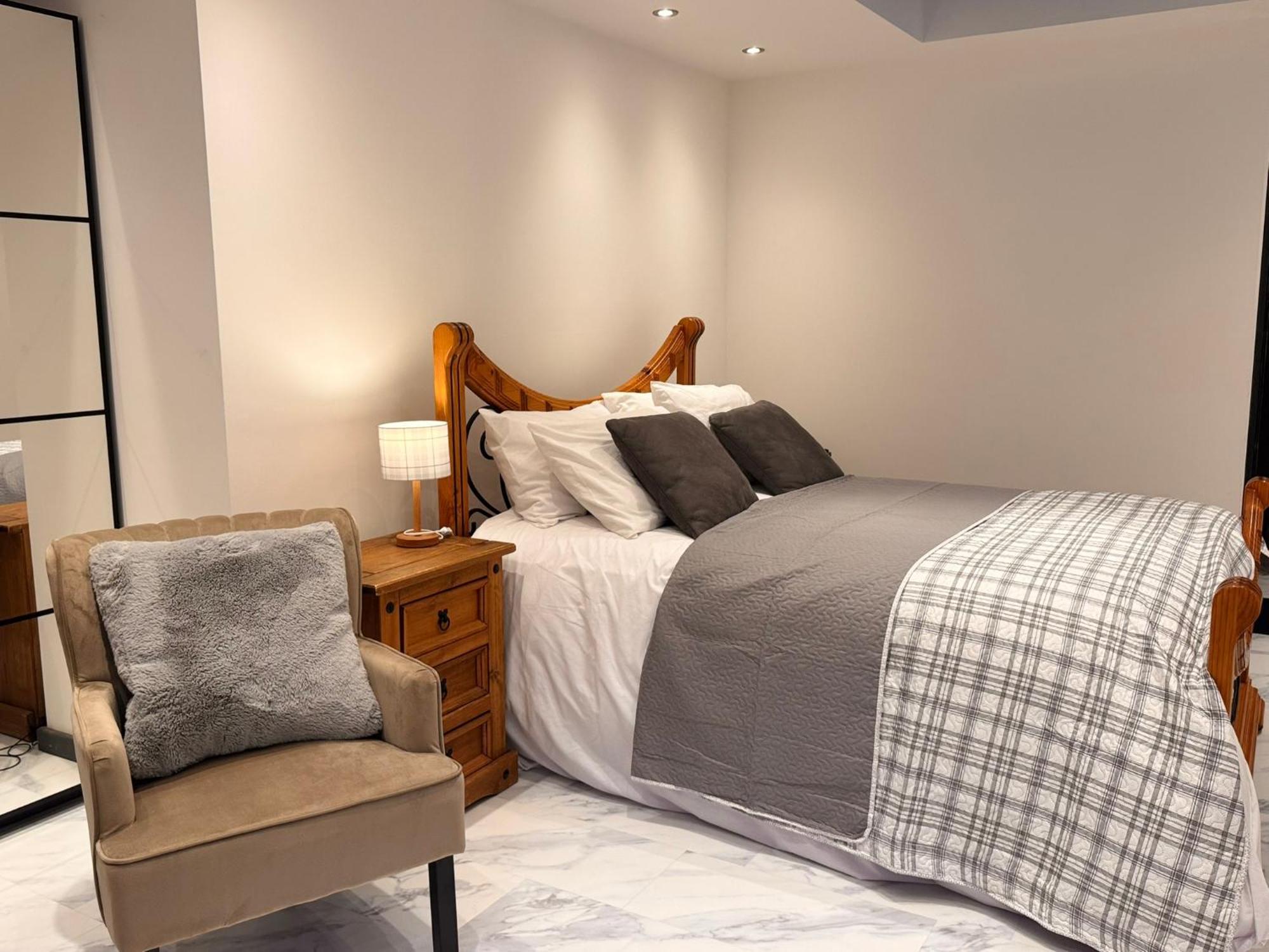 Apartment Modern House E15 Stratford - Sleeps 2 - 9, Fast Links To London, Near O2, Greenwich & Olympic Park, Child-friendly Garden, Free Parking London