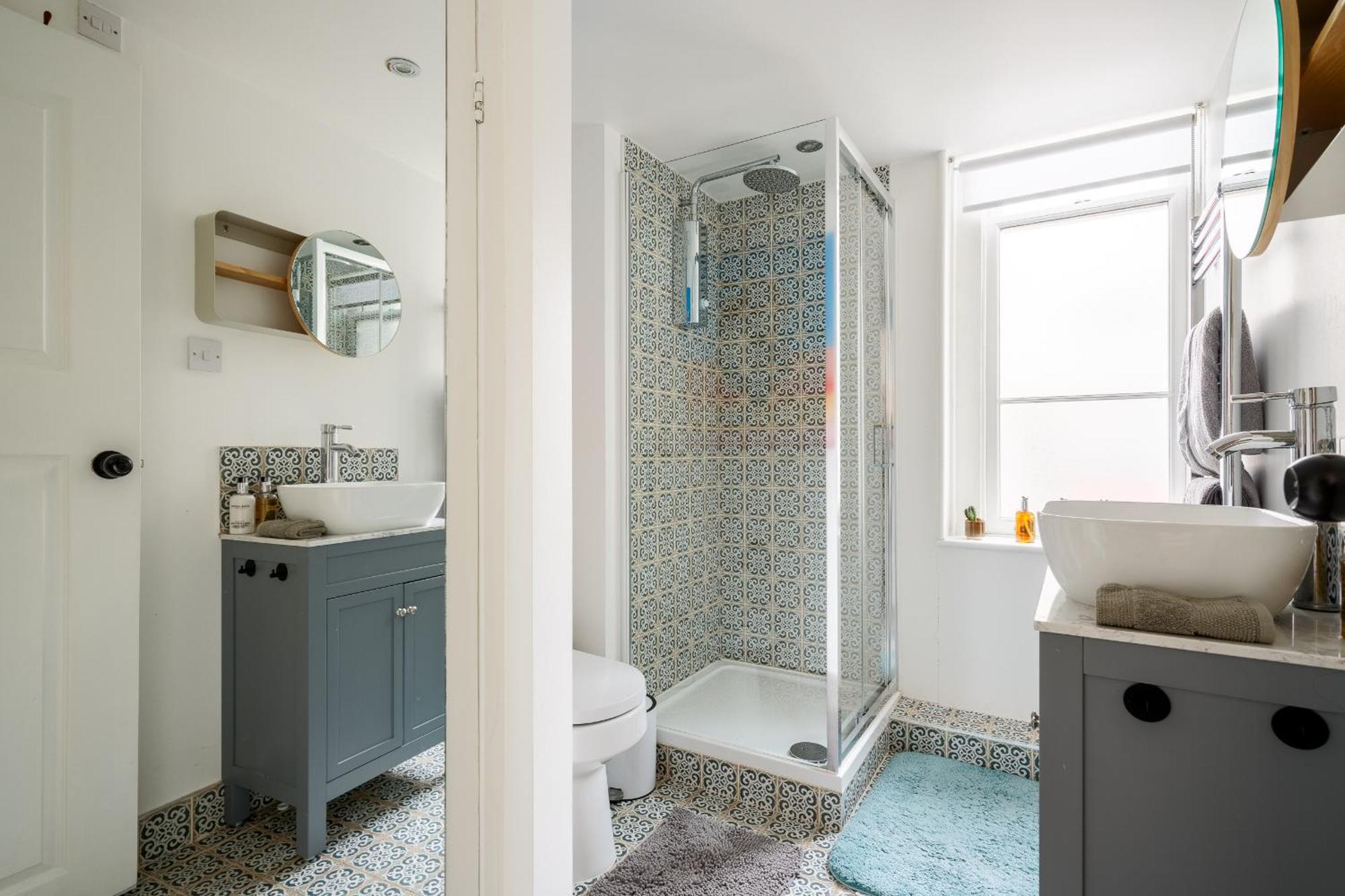 Tranquil Retreat Loft ~ Close To Victoria! London