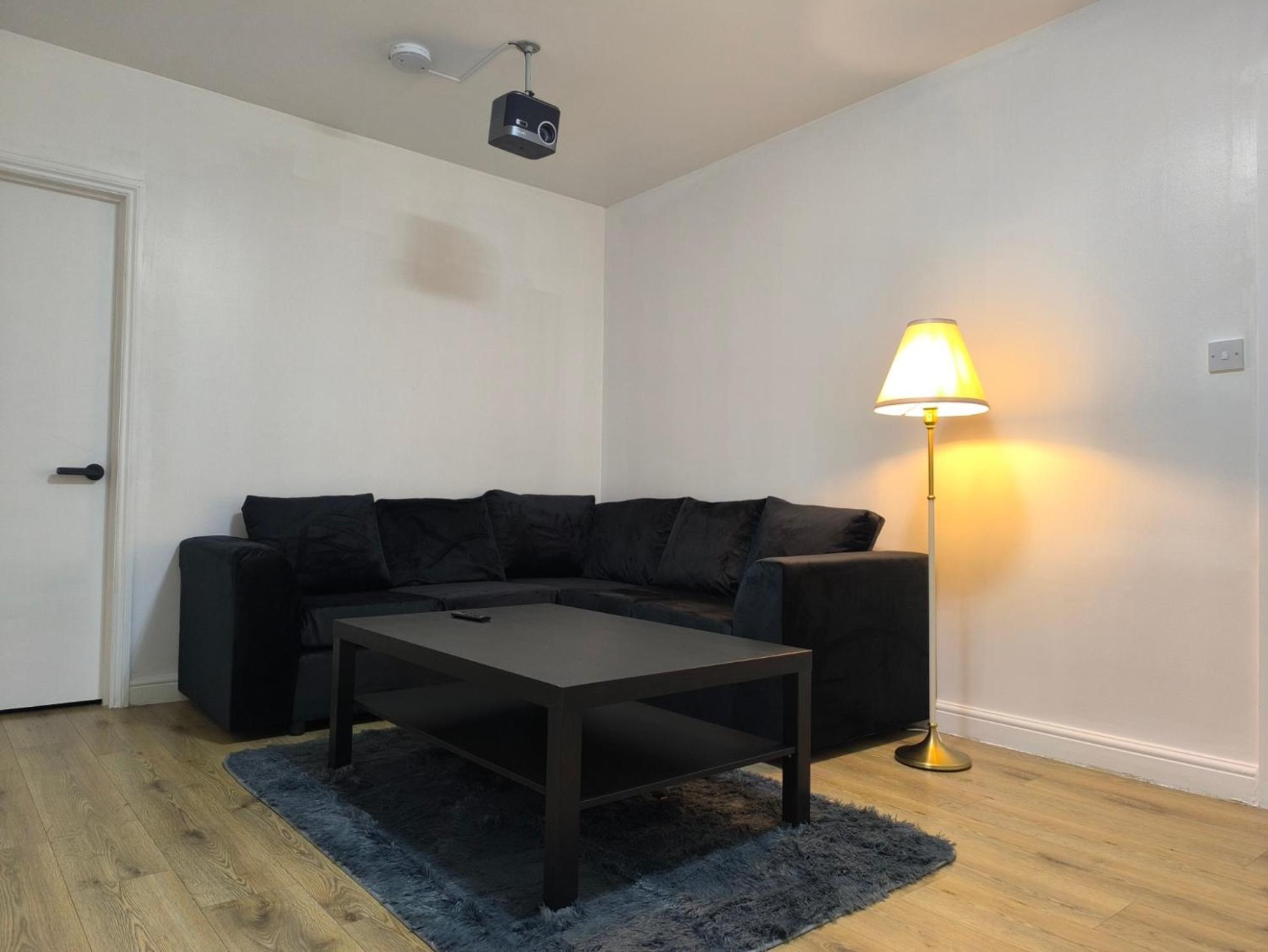 Gasthof 3 Persons Room, 1min Walk From South Wimbledon Station *