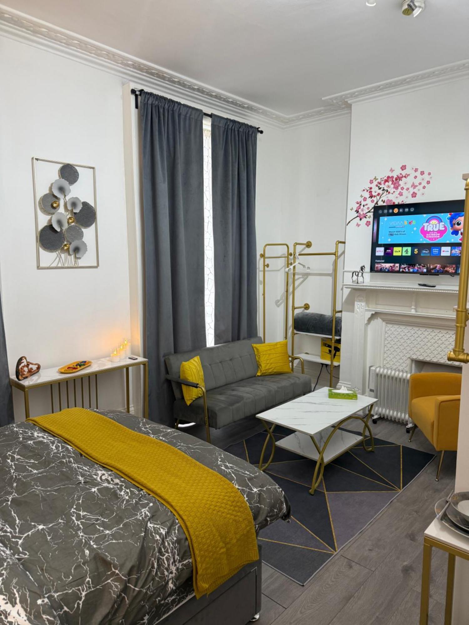 Homestay Luxury In Victoria, 7 Minutes Walk To Victoria Station, 6 *