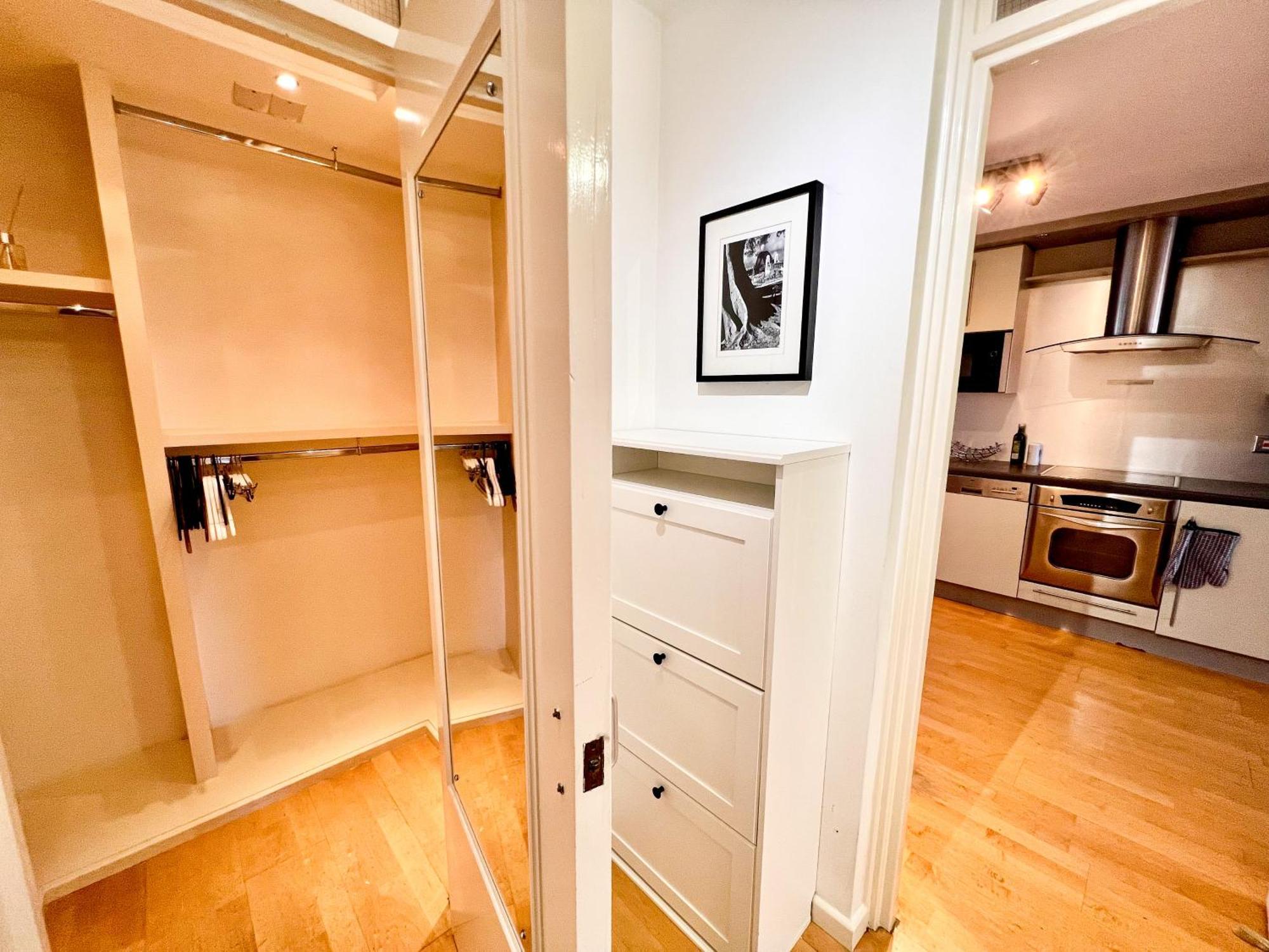 Great River Thames View Entire In The Most Central *