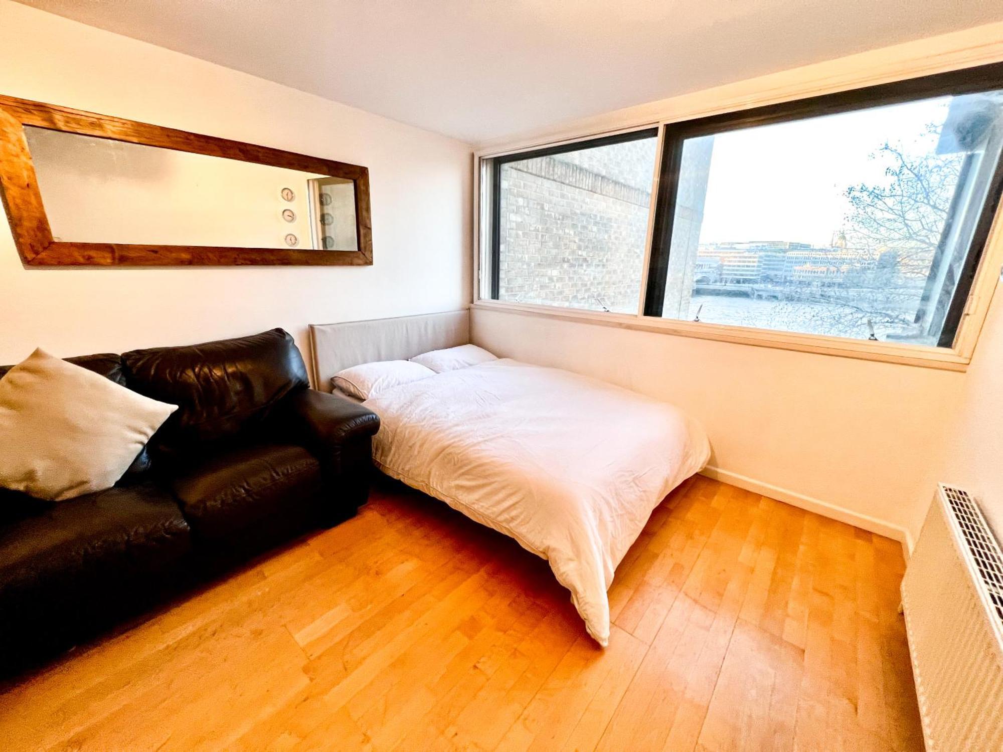 Great River Thames View Entire In The Most Central * London