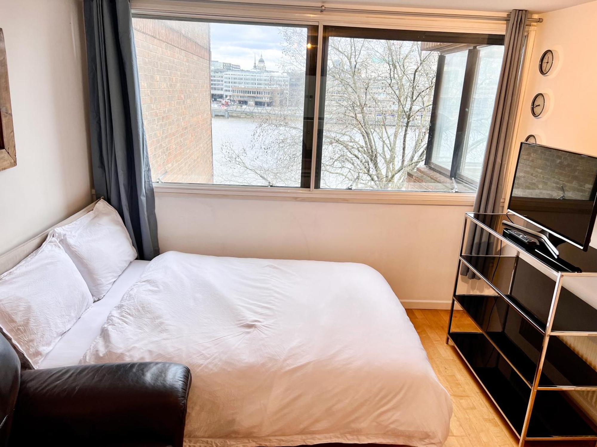 Great River Thames View Entire In The Most Central