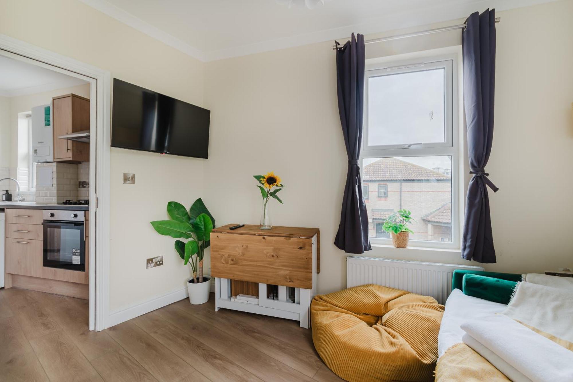 Modern Cosy Corner Flat - 2 Bed Close To 2x Tube Stations * London