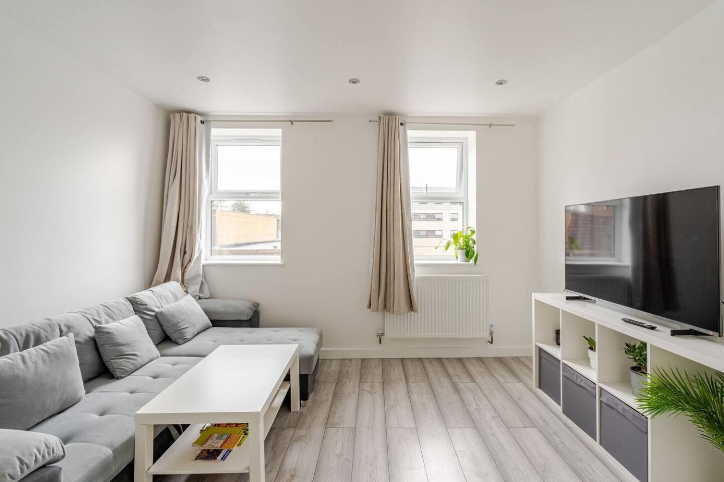Beautiful Flat Near - Entire Flat - Equipped Kitchen - Private Bathroom Apartment *