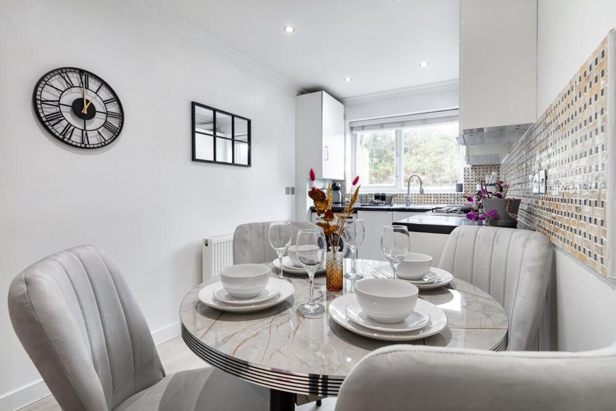 Modern Two Bed With Free Gated Parking Space Apartment London