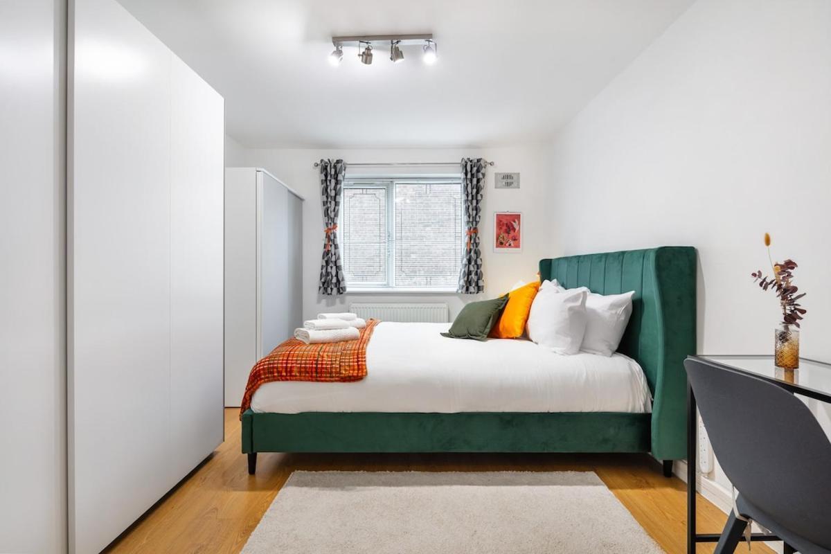 Modern Two Bed With Free Gated Parking Space London