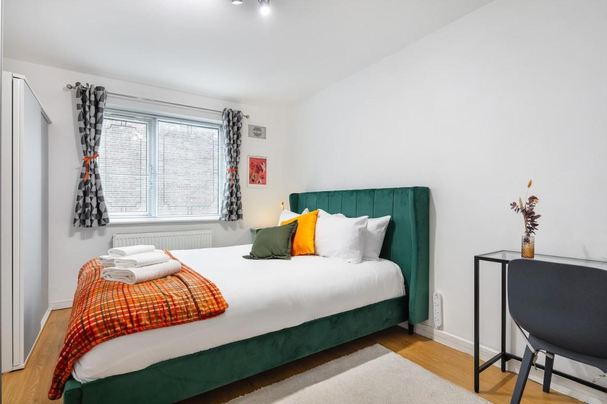 Modern Two Bed With Free Gated Parking Space