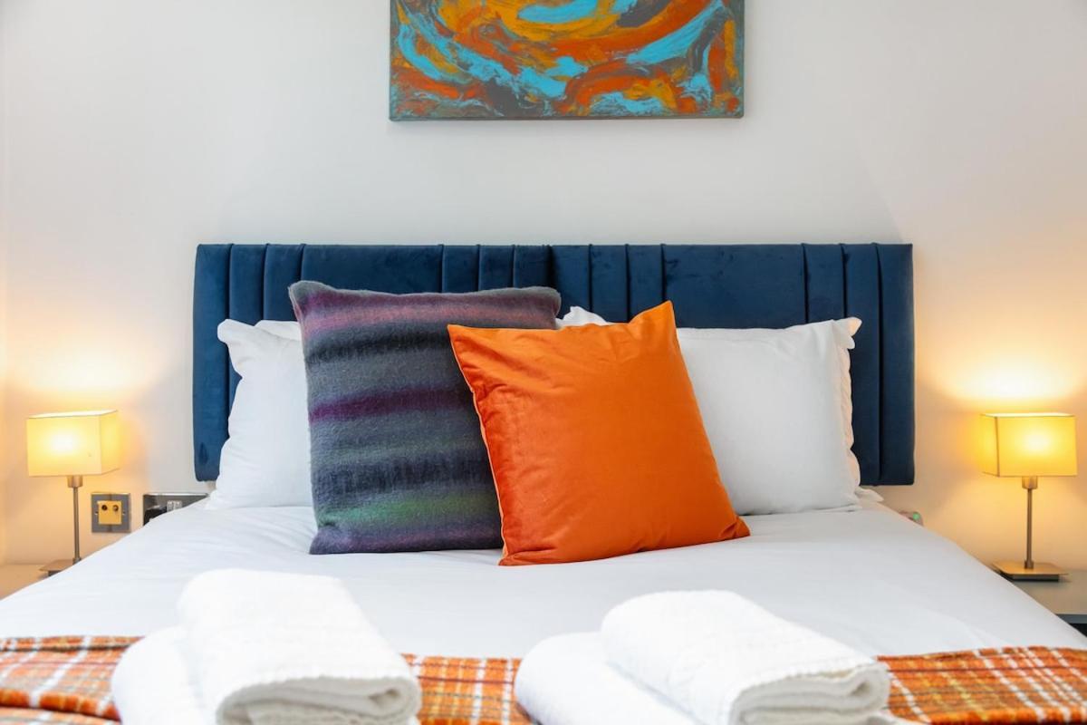 Modern Two Bed With Free Gated Parking Space Apartment *