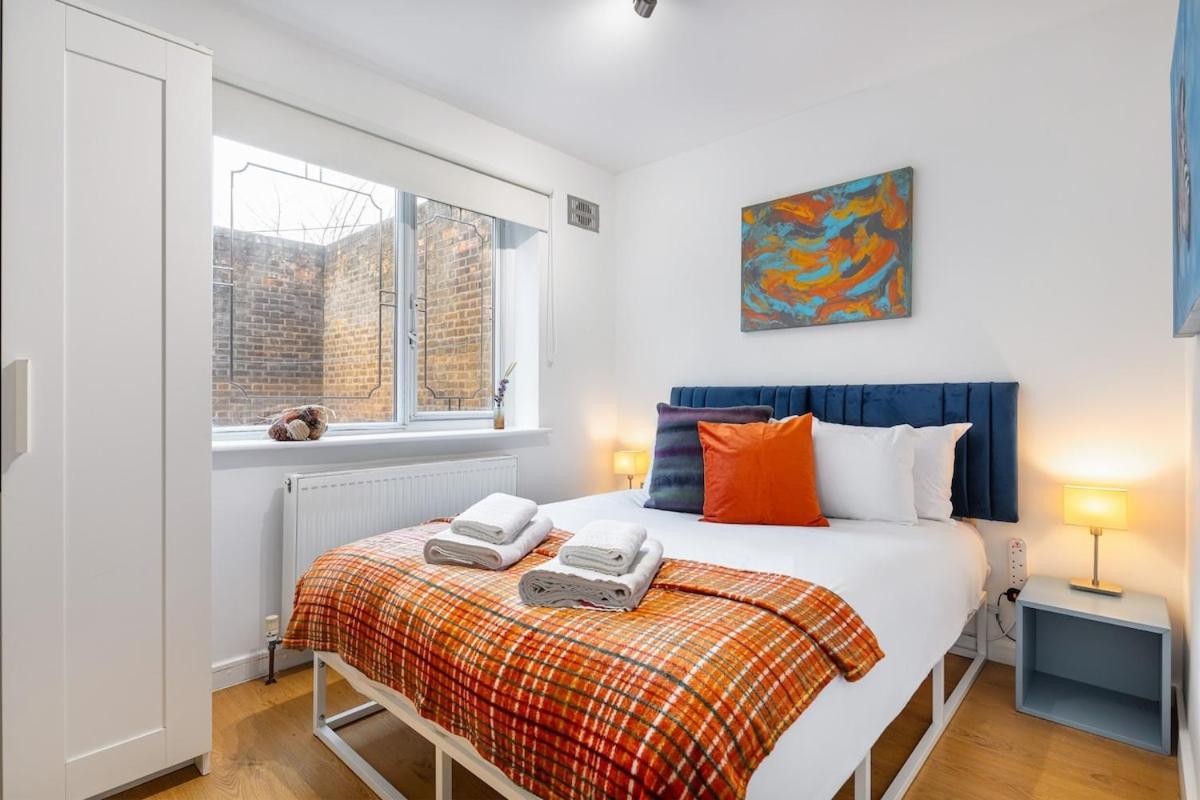 Modern Two Bed With Free Gated Parking Space * London