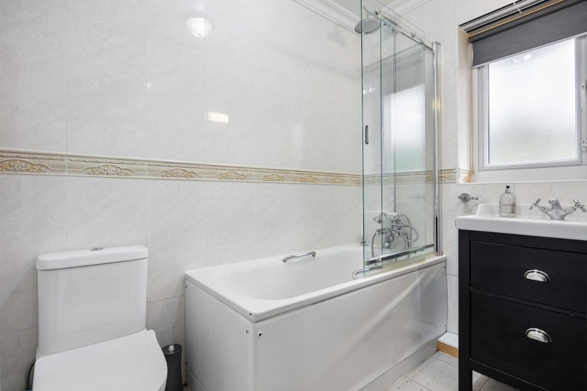 Modern Two Bed With Free Gated Parking Space