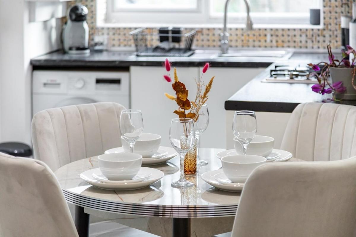 Modern Two Bed With Free Gated Parking Space * London