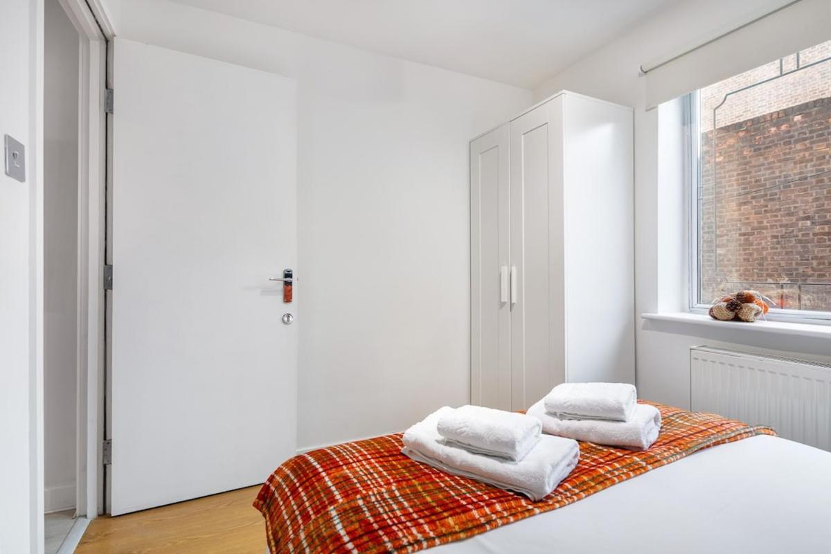 Modern Two Bed With Free Gated Parking Space Apartment London