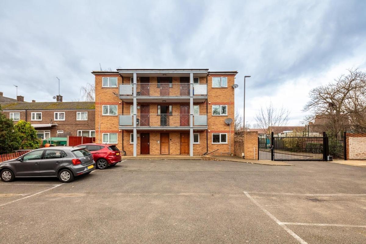 Modern Two Bed With Free Gated Parking Space London