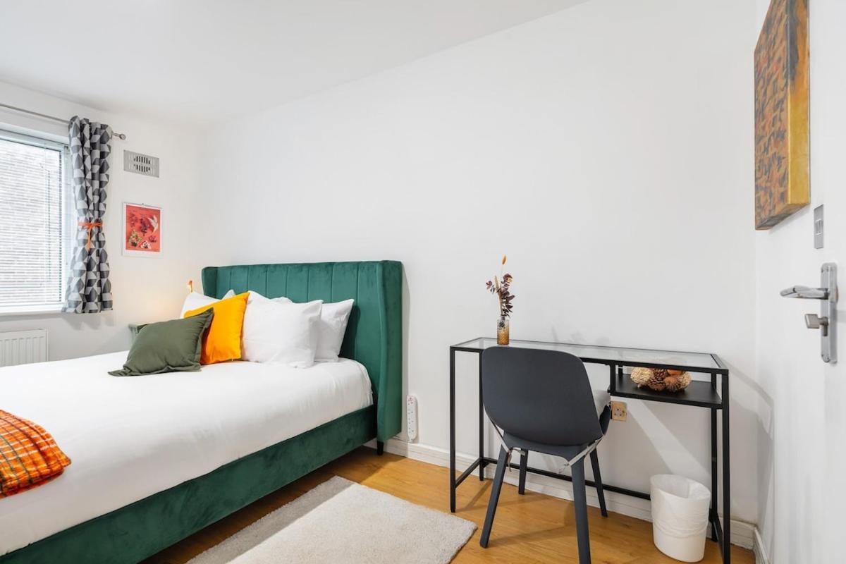 Modern Two Bed With Free Gated Parking Space * London