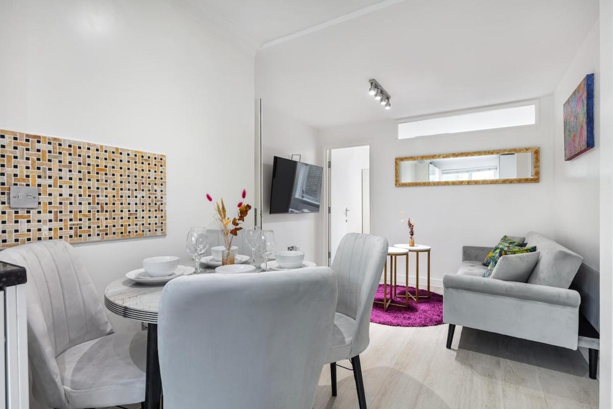 Modern Two Bed With Free Gated Parking Space Apartment *