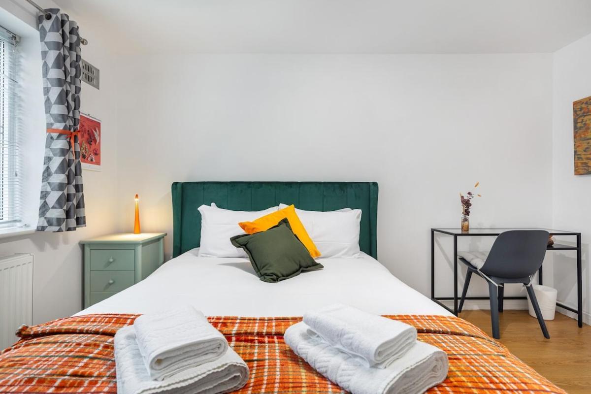 Apartment Modern Two Bed With Free Gated Parking Space *
