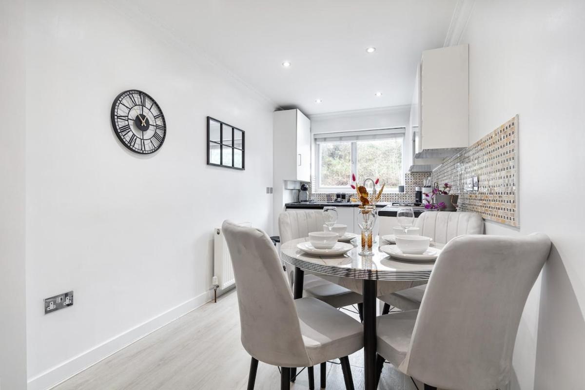 Modern Two Bed With Free Gated Parking Space *