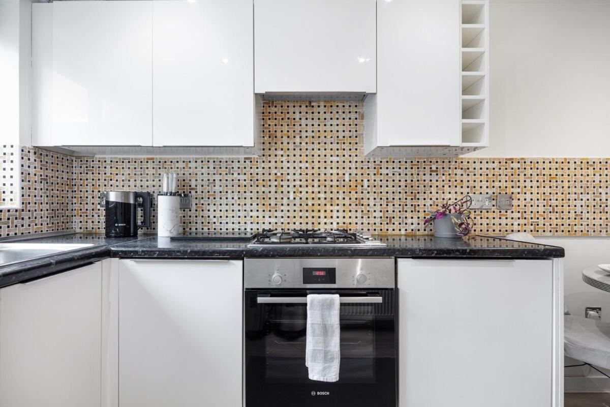 Apartment Modern Two Bed With Free Gated Parking Space