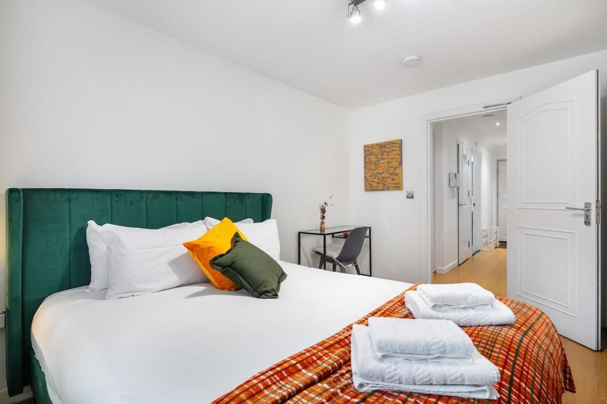 Modern Two Bed With Free Gated Parking Space Apartment *
