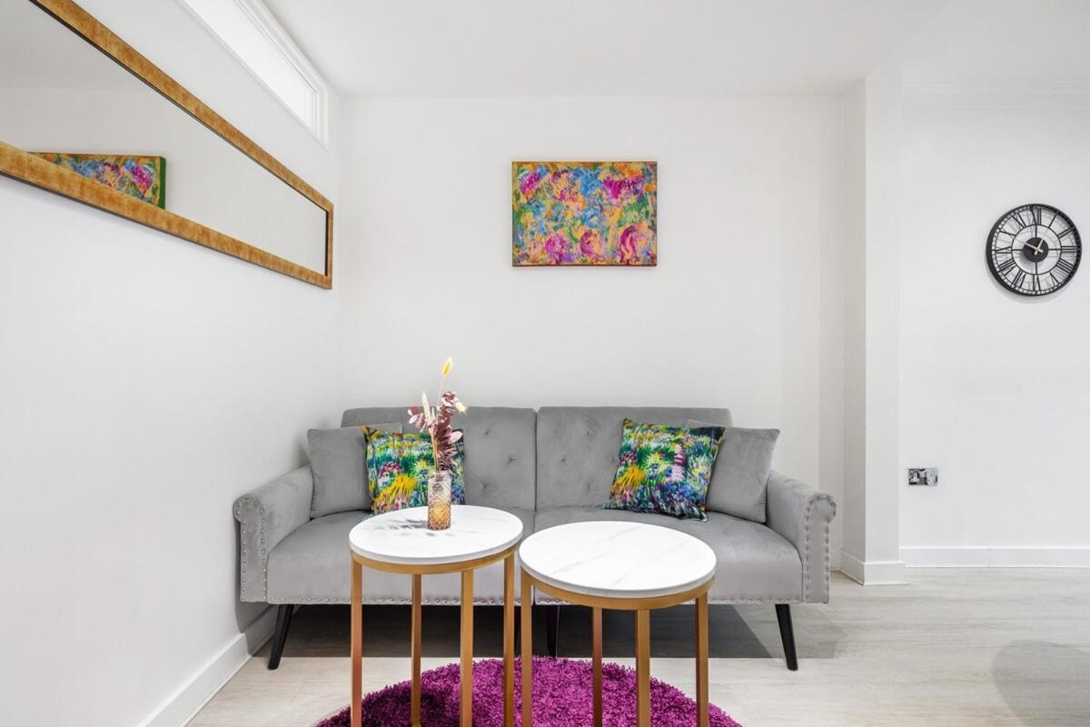 Modern Two Bed With Free Gated Parking Space Apartment London