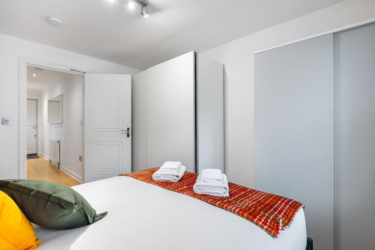Modern Two Bed With Free Gated Parking Space *